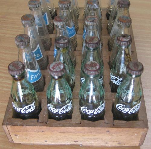 Vendo 24 botellas miniatura de Coca cola y fa - Imagen 1