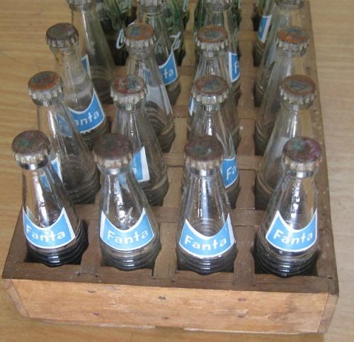 Vendo 24 botellas miniatura de Coca cola y fa - Imagen 2