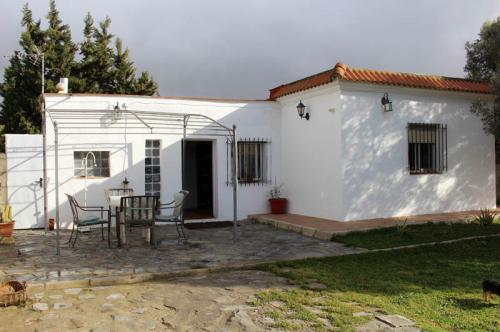 Aquí tiene la casa con terreno en Chiclana - Imagen 1