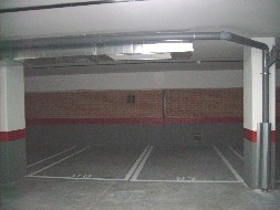 Alquilo una plaza de garaje para coche en la  - Imagen 1
